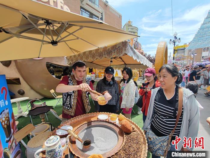 新疆國際大バザールが夏休み家族旅行の人気スポットに