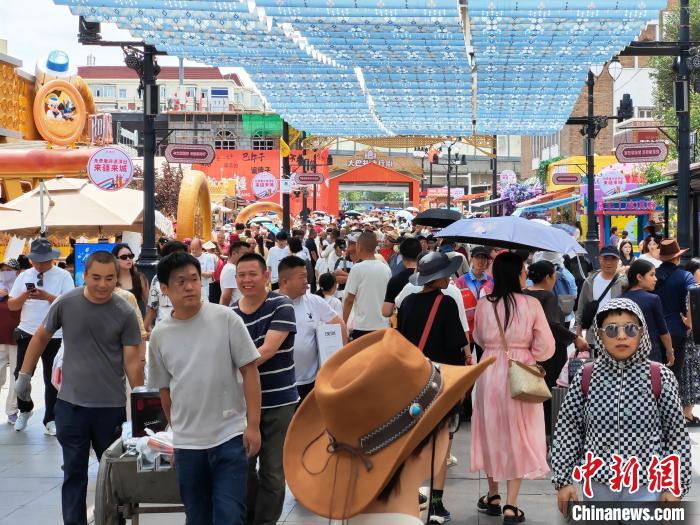 新疆國際大バザールが夏休み家族旅行の人気スポットに