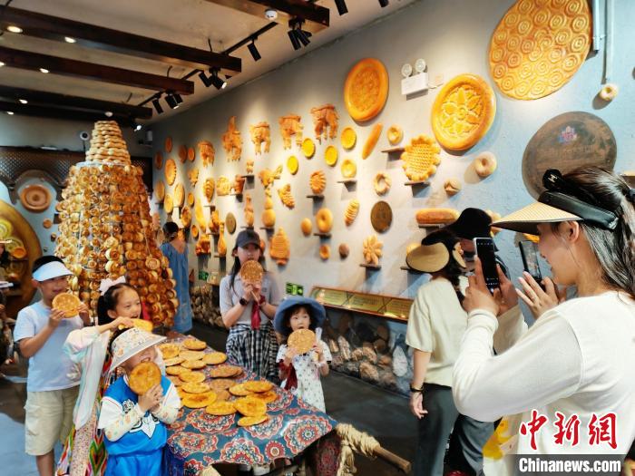 新疆國際大バザールが夏休み家族旅行の人気スポットに