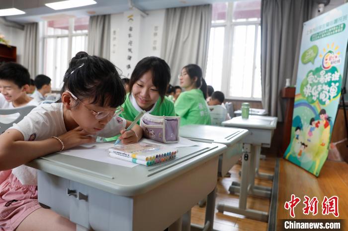 上海市西南位育中學（中高一貫校）西キャンパスで、生徒の絵畫指導にあたるボランティア（7月7日撮影?殷立勤）。