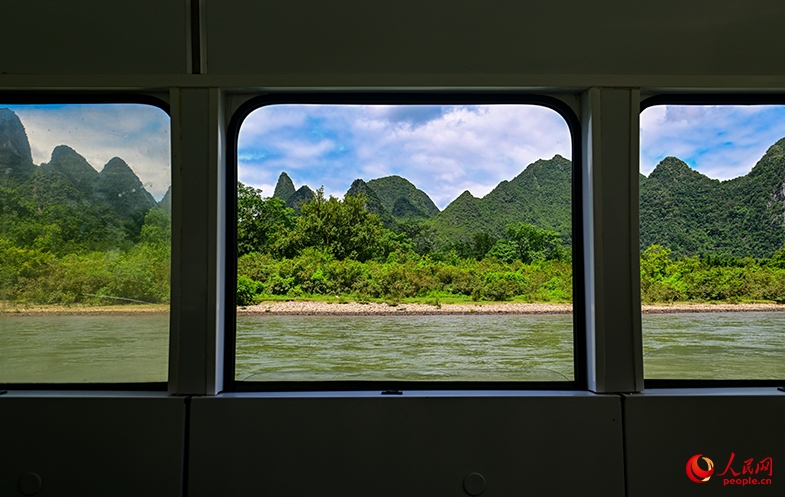 窓から見える桂林の大自然（撮影?雷琦竣）。