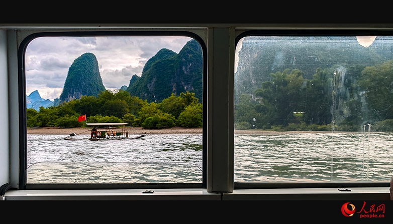 窓から見(jiàn)える桂林の大自然（撮影?雷琦竣）。