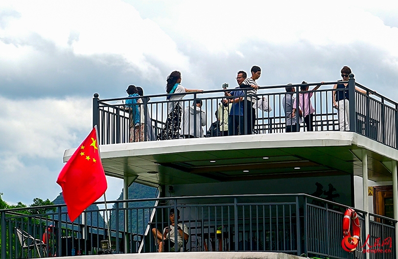 オープンデッキで寫(xiě)真を撮影する観光客（撮影?雷琦竣）。