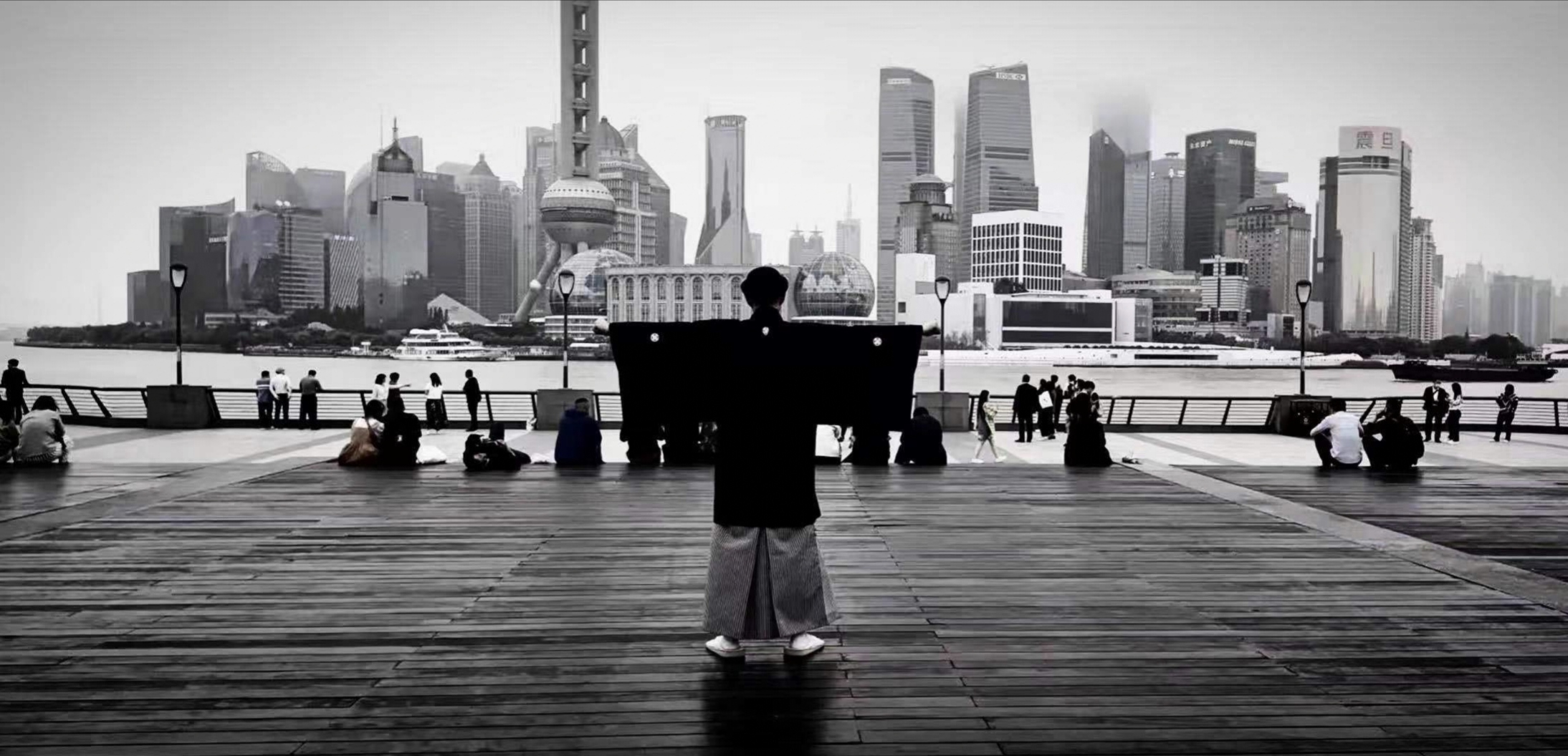 外灘に羽ばたく羽織袴