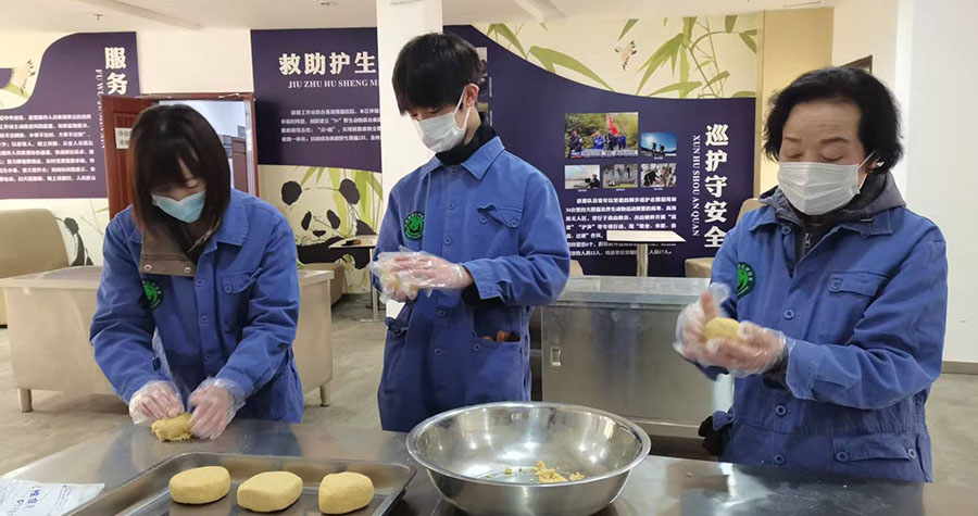 作者：とも　撮影場所：中國ジャイアントパンダ保護研究センターパンダボランティアでパンダ饅頭を作った。普段飼育員が作るものと同じ材料同じ分量でもパンダには違いが判るらしい。それならば「今日のおやつはいつもよりおいしいな」と思わせようと、しっかり混ぜてしっかりこねて作った。