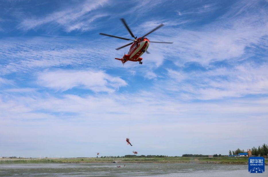 黒竜江省大慶市でヘリコプターによる空き地を利用した連攜救助訓(xùn)練を?qū)g施