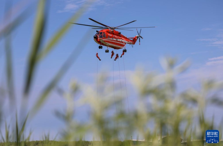 黒竜江省大慶市でヘリコプターによる空き地を利用した連攜救助訓(xùn)練を?qū)g施