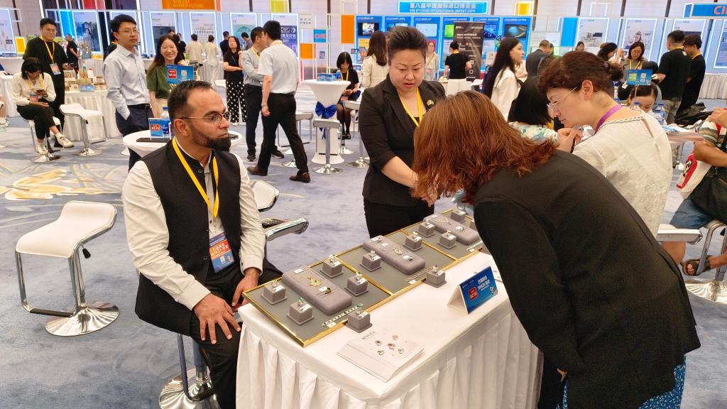 7月8日に行われた第8回中國國際輸入博覧會（輸入博）の消費(fèi)財(cái)展示エリアおよびサービス貿(mào)易展示エリアの事前需給マッチングイベントと上海企業(yè)誘致PRイベントで、海外からの出展企業(yè)関係者（左から1人目）が中國のバイヤーとのマッチングを行う様子。（撮影?葉宣駅）