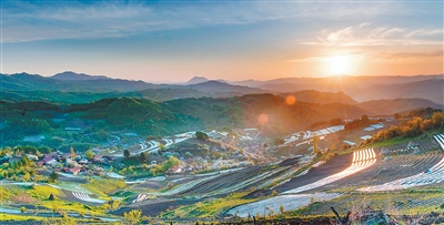 田畑と山々が織りなす白山市臨江市松嶺雪村の絶景（寫真提供?臨江市黨委員會(huì)宣伝部）。