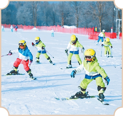 白山市撫松県長(zhǎng)白山華美勝地観光リゾートでスキーを體験する子供たち（撮影?施維）。