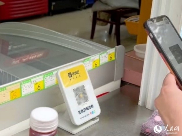 QRコードを読み取ってスマホ決済をする様子（撮影?玄番登史江）