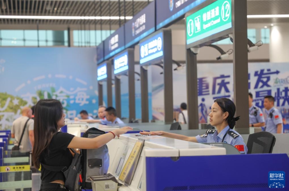 重慶江北國(guó)際空港で、旅客の入國(guó)審査を行う、重慶出入國(guó)検査総ステーションの警官（7月8日撮影?黃偉）。