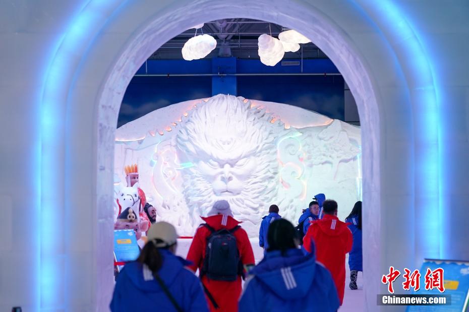 氷雪蕓術(shù)館を楽しむ観光客（撮影?趙宇航）。