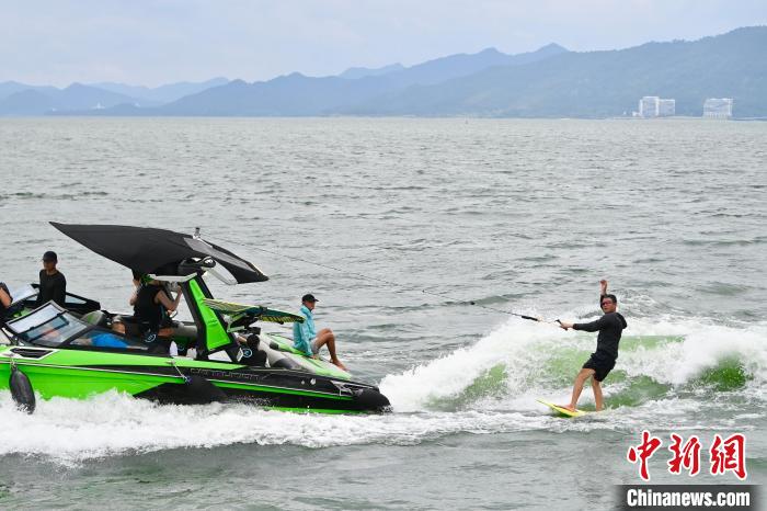 水上スポーツで夏を満?jiǎn)恕“不帐↑S山