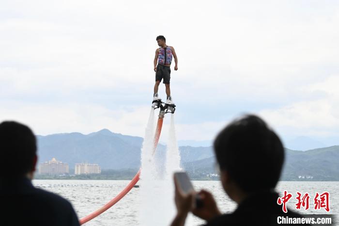 水上スポーツで夏を満?jiǎn)恕“不帐↑S山