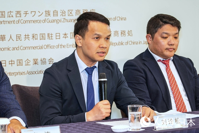 主催側(cè)はイベントの「2025年広西商品博覧會(huì)ならびに『桂品出?！蝗毡緯?huì)場(chǎng)」の狀況を紹介。（撮影?許可）