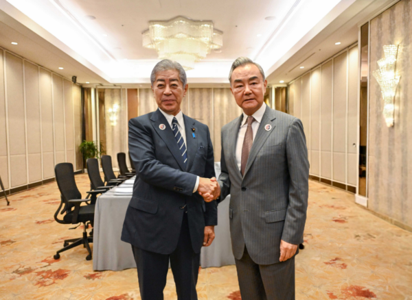 王毅氏が日本の巖屋毅外相と會談