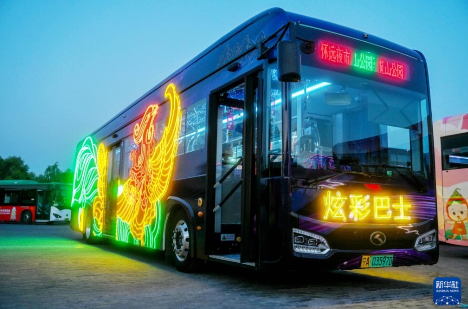 ナイトタイムエコノミーに活力を注ぐ「炫彩バス」の運(yùn)行スタート　寧夏?銀川