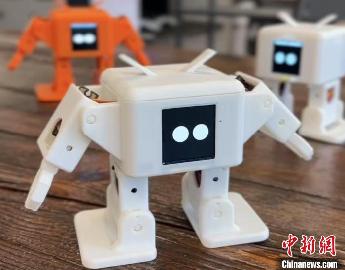 肖喬威チームが開(kāi)発したAI卓上人型ロボット。畫像提供：城歩県黨委宣伝部