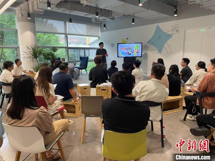 AI卓上人型ロボットを説明する肖喬威氏。畫像提供：城歩県黨委宣伝部