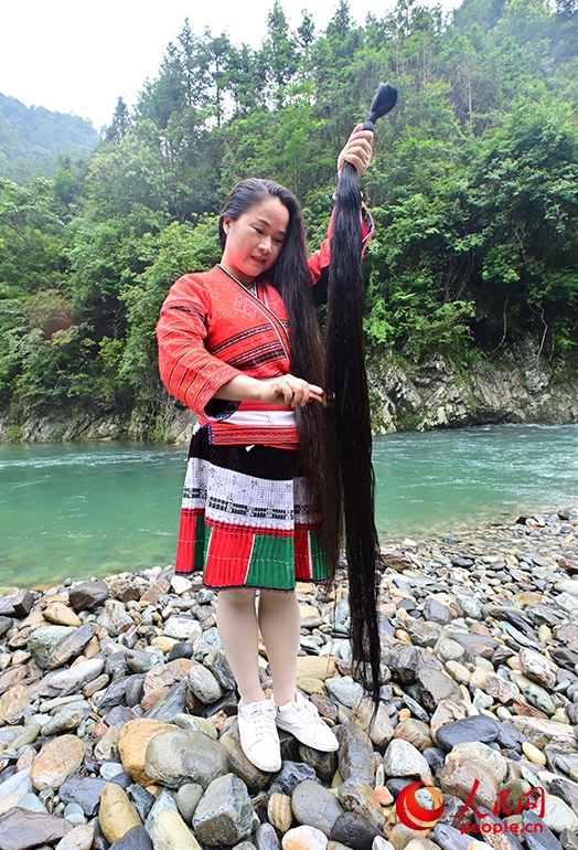 切った髪や洗う時に抜けた髪を保管して大切に扱う紅瑤の女性。（撮影?雷琦竣）