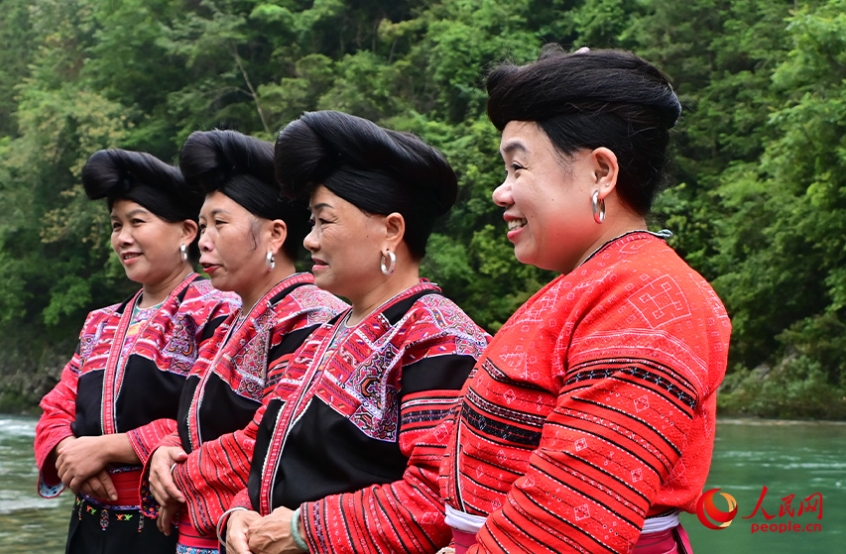 年齢によって変わる紅瑤の女性の髪型。（撮影?雷琦竣）