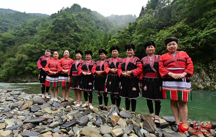 髪をきれいに結(jié)って川辺に並ぶ紅瑤の女性。（撮影?雷琦竣）