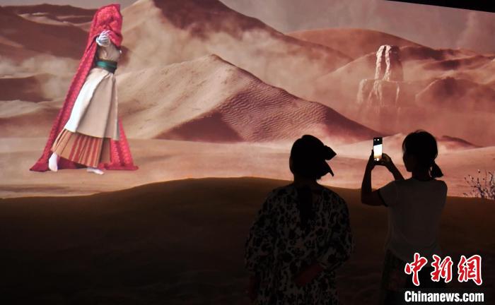 寫真を撮影する観光客（撮影?韓氷）