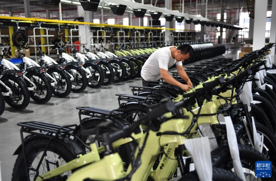 邢臺市経済開発區(qū)の自転車メーカー工場で働く作業(yè)員（7月11日撮影?王暁）