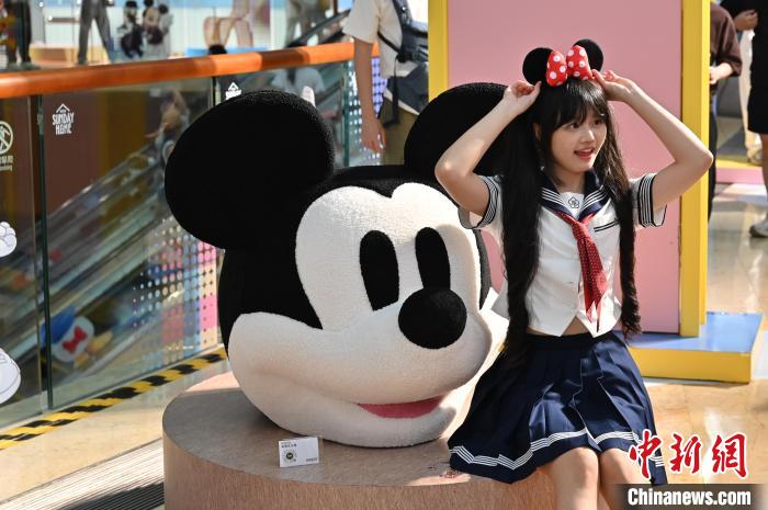 広東省広州市天河區(qū)にある商業(yè)施設(shè)で、店內(nèi)に設(shè)置されたディズニーのインスタレーションで寫真を撮影する買い物客（撮影?陳楚紅）