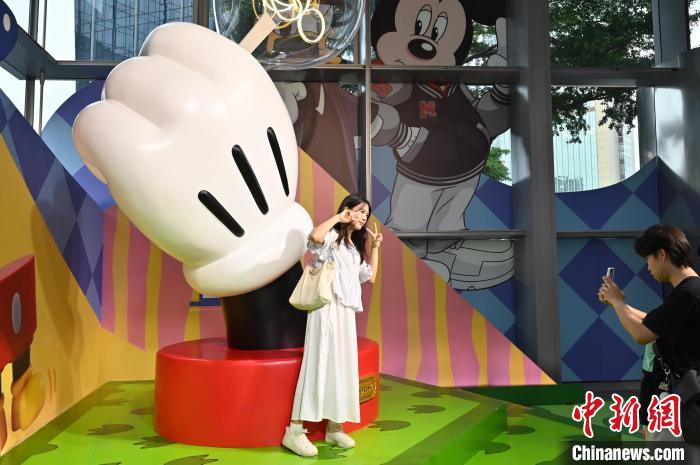 広州の商業(yè)施設(shè)にディズニーのインスタレーション登場(chǎng)、買(mǎi)い物客に人気　広東省