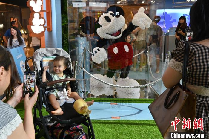 広州の商業(yè)施設(shè)にディズニーのインスタレーション登場(chǎng)、買(mǎi)い物客に人気　広東省