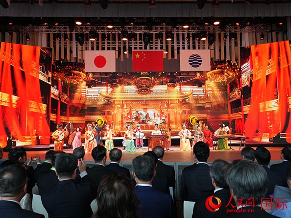 「彩り豊かな中國、共に未來を描く」をテーマとした大型化?蕓術(shù)パフォーマンス。（撮影?許可）