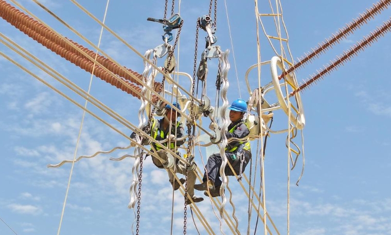 7月13日朝、陳林さん（右）と同僚が新疆維吾爾（ウイグル）自治區(qū)和田（ホータン）地區(qū)民豊県の工事現(xiàn)場(chǎng)で、部品の取付を行う様子。（ドローンによる撮影）