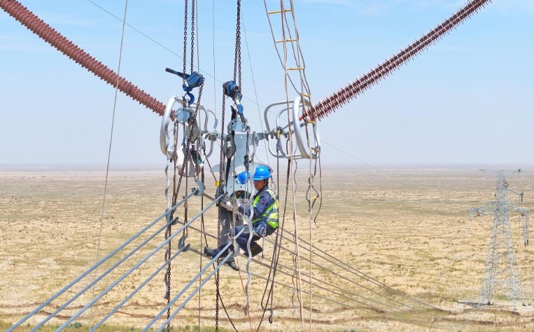 7月13日朝、架線(xiàn)工事作業(yè)員の陳林さん（33）は高さ70メートルの鉄塔に上り、送電線(xiàn)に最後の部品を取り付ける作業(yè)を終えた。