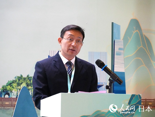 挨拶を行う広西壯族自治區(qū)商務(wù)庁対外貿(mào)易処の雷仲華処長。（撮影?許可）