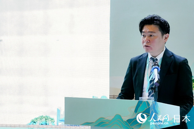 挨拶を行う日中経済協(xié)會業(yè)務(wù)部の藏田大輔部長。（撮影?許可）