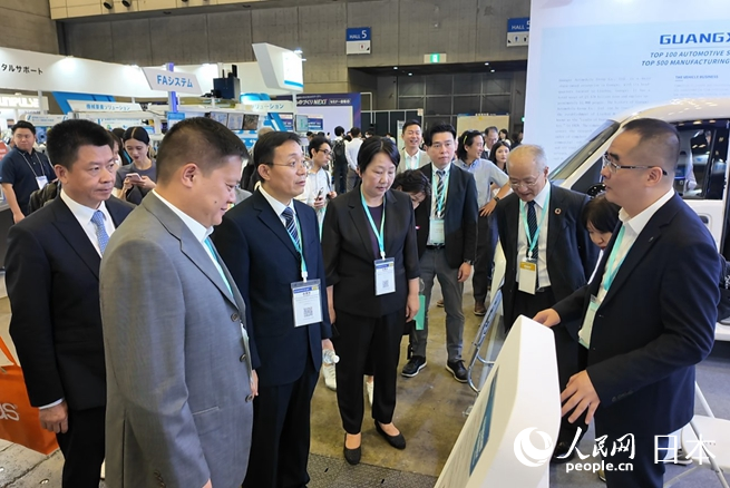 展示エリアを見學(xué)する來賓。（撮影?許可）