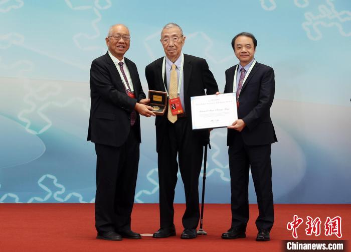 7月13日、ノーベル物理學(xué)受賞者丁肇中氏に「2025年度基礎(chǔ)科學(xué)生涯功労賞」を授與する丘成桐氏（左）と中國(guó)科學(xué)院院士の王貽芳氏（右）。撮影?李國(guó)慶