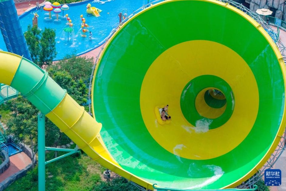天津市浜海新區(qū)の方特水上楽園（ウォーターパーク）で、水遊びを楽しむ來(lái)園客（7月12日、ドローンによる撮影?杜鵬輝）
