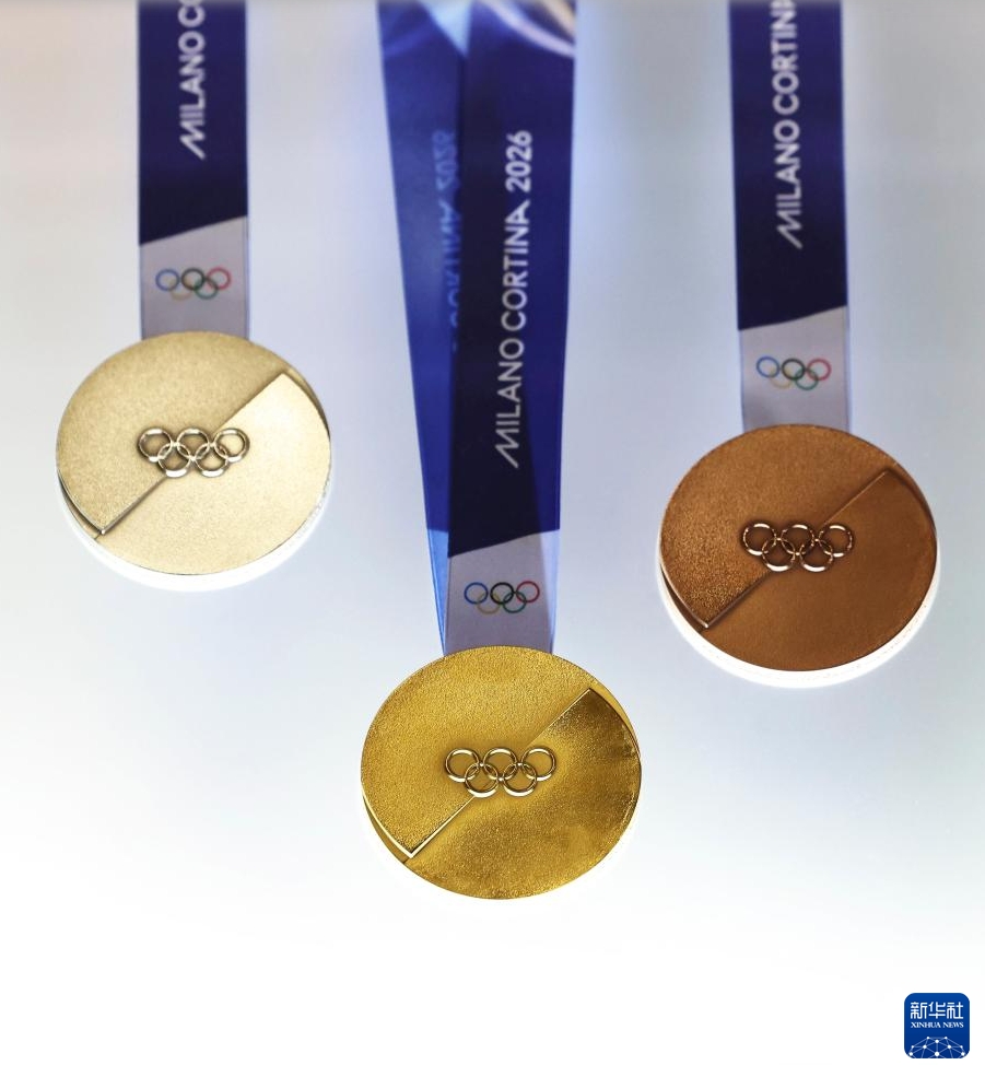 ミラノ?コルティナ2026冬季オリンピックのメダル。（撮影?李京）
