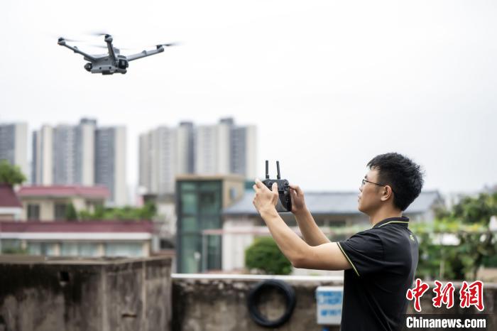 7月10日、湖北武漢では5G-A通信感知一體型基地局を基盤に、ドローンなどの各種低空飛行體が「接続可能?可視化?正確誘導(dǎo)」を備えたネットワークを利用できるようになった（撮影?王政）。