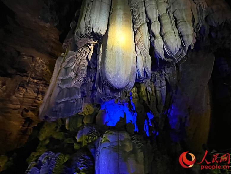 変わった形の鐘乳石。（撮影?韋歓）