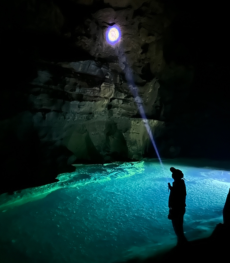 鍾乳洞の底部を流れる地下河川。（撮影?張宏英）