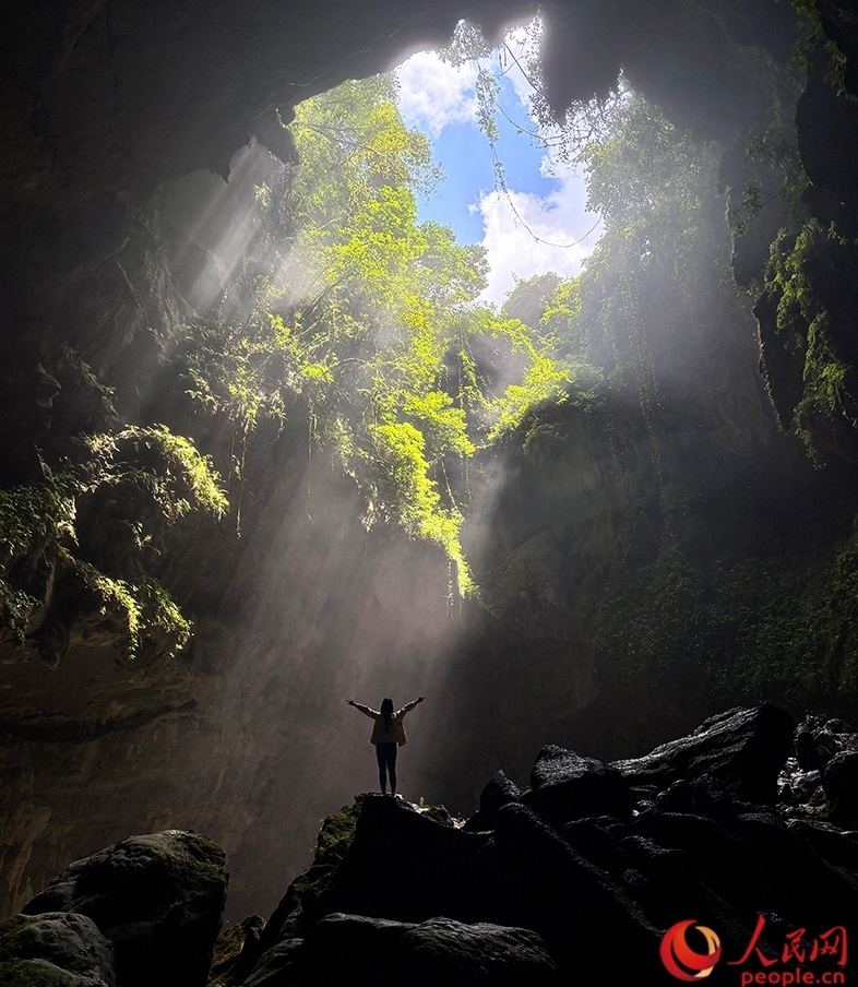 「天窓」で発生したチンダル現(xiàn)象。（撮影?何寧）