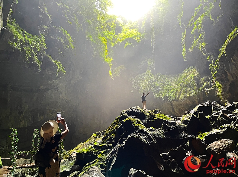 記念寫(xiě)真を撮影する観光客。（撮影?韋歓）
