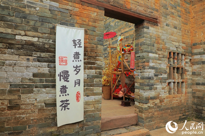 三洲村の伝統(tǒng)的なレンガ積みの壁。（撮影?李唯一）