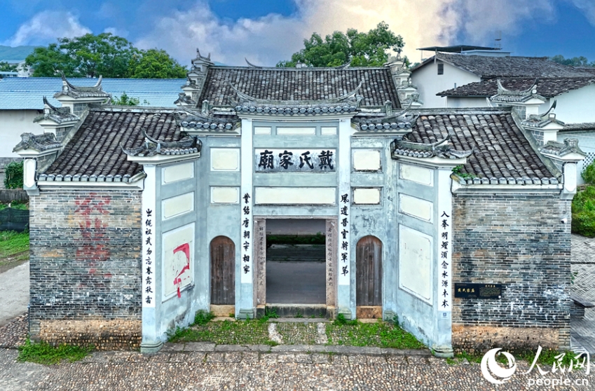 1千年以上の歴史を誇る村を散策する観光客。（撮影?李昌乾）