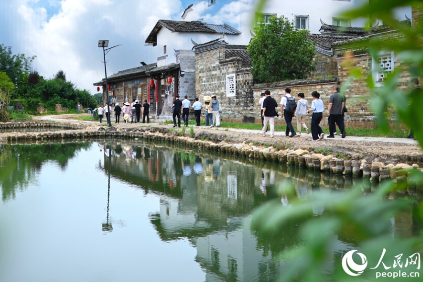 1千年以上の歴史を誇る村を散策する観光客。（撮影?李昌乾）