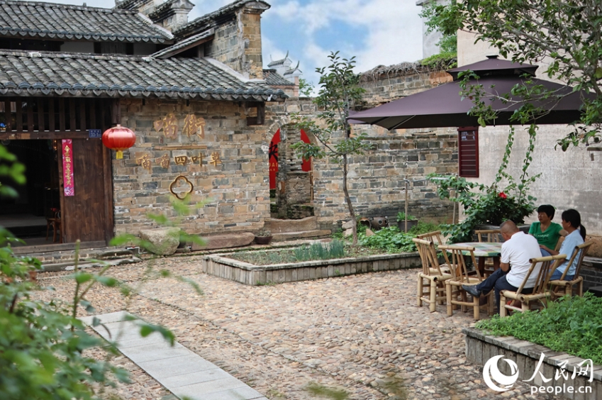 村の一角で休む観光客。（撮影?李昌乾）